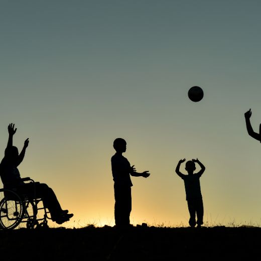 Promovemos la accesibilidad en el deporte y el ocio, asegurando que todas las personas puedan disfrutar de actividades